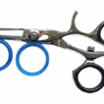 Nożyczki obrotowe Circus 6'00 / URESHII SCISSOR Precyzyjne nożyczki wykonane z wysokogatunkowej stali nierdzewnej 420 C Ergonomiczny kształt dla najlepszego odciążenia dłoni, mechanizm płynnej zmiany ustawienia nadgarstka - 360 stopni obrót. Śruba patentowa do ustawiania siły docisku ramion aby wyregulować według swojego upodobania, ostrza idealne do ślizgu. rozmiar: 6'00 cali leworęczne